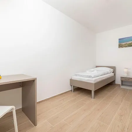 Apartament Sucic 2 *