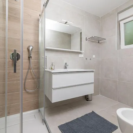 Sucic 2 Apartament